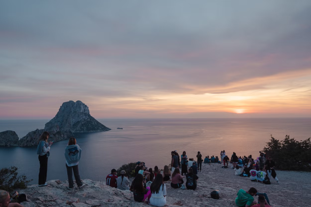 L'accès au célèbre point de vue du coucher de soleil d'Ibiza restreint par des protestations locales