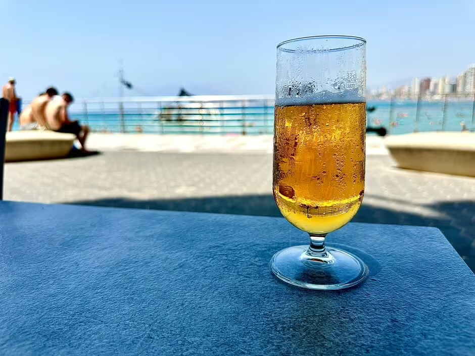 スペイン旅行で欠かせない運転、ビーチ、アルコールのルール</trp-post-container
