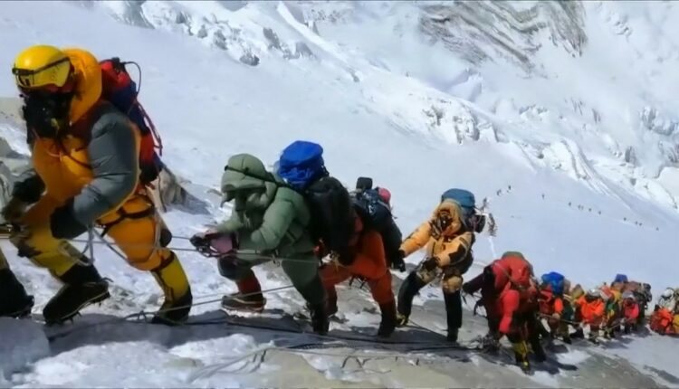 Ylimatkailun aiheuttama huoli turvallisuudesta ja ympäristövaikutuksista Everestillä