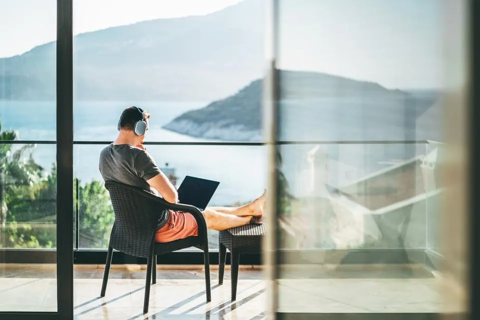Stratégies pour sécuriser les clients en voyageant en tant que nomade numérique