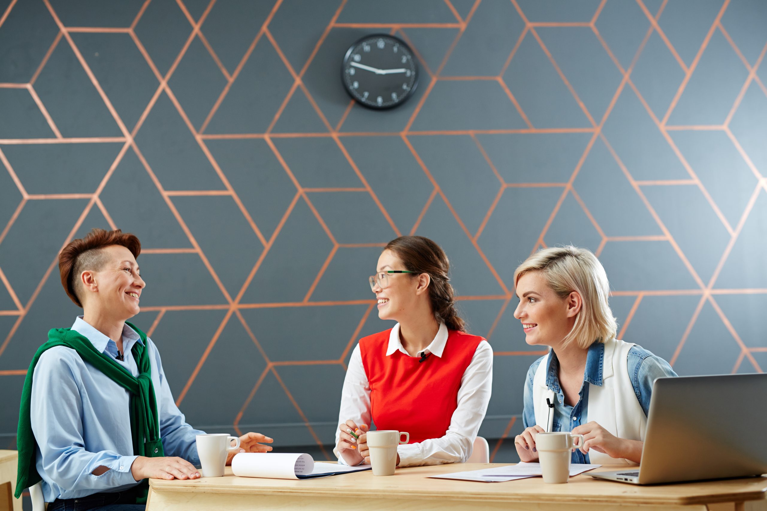 Mastering Icebreakers: Die besten Fragen, um Teams zu stärken und Verbindungen zu fördern
