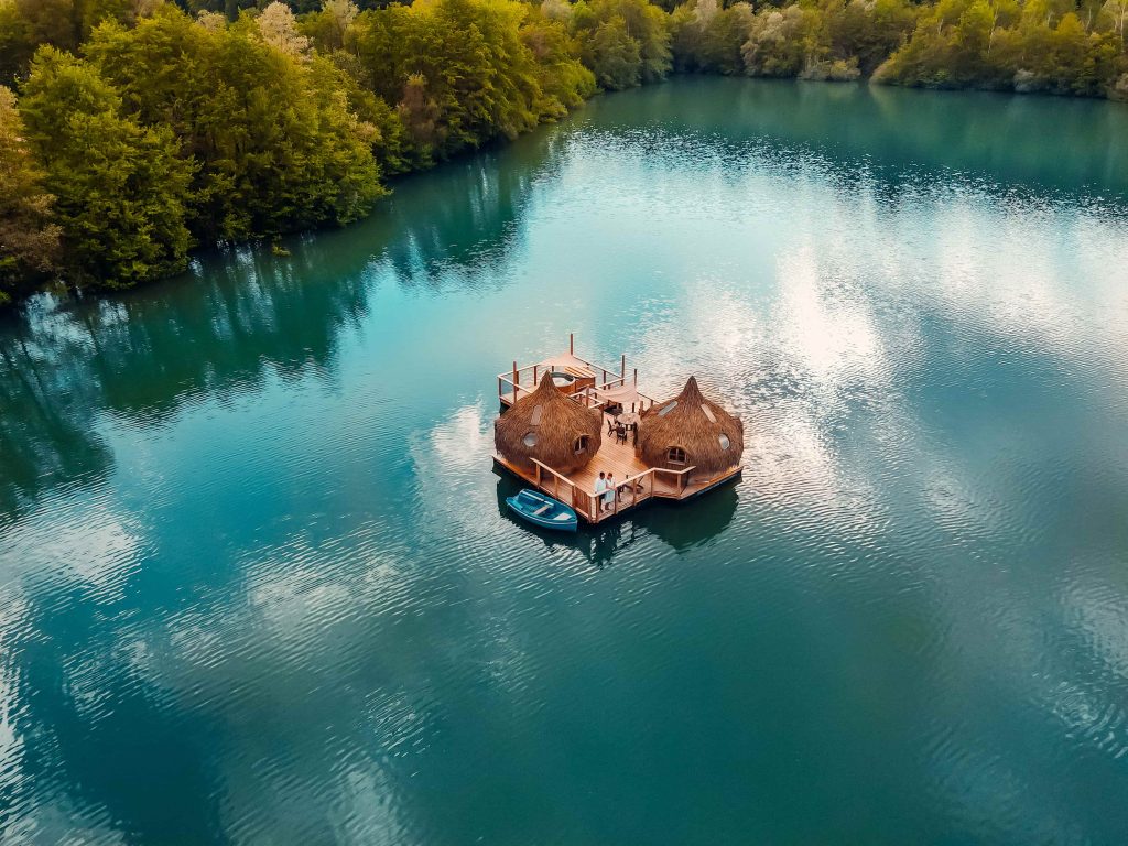 Инновационные экокабины появились в поместье Les Grands Lacs во Франш-Конте