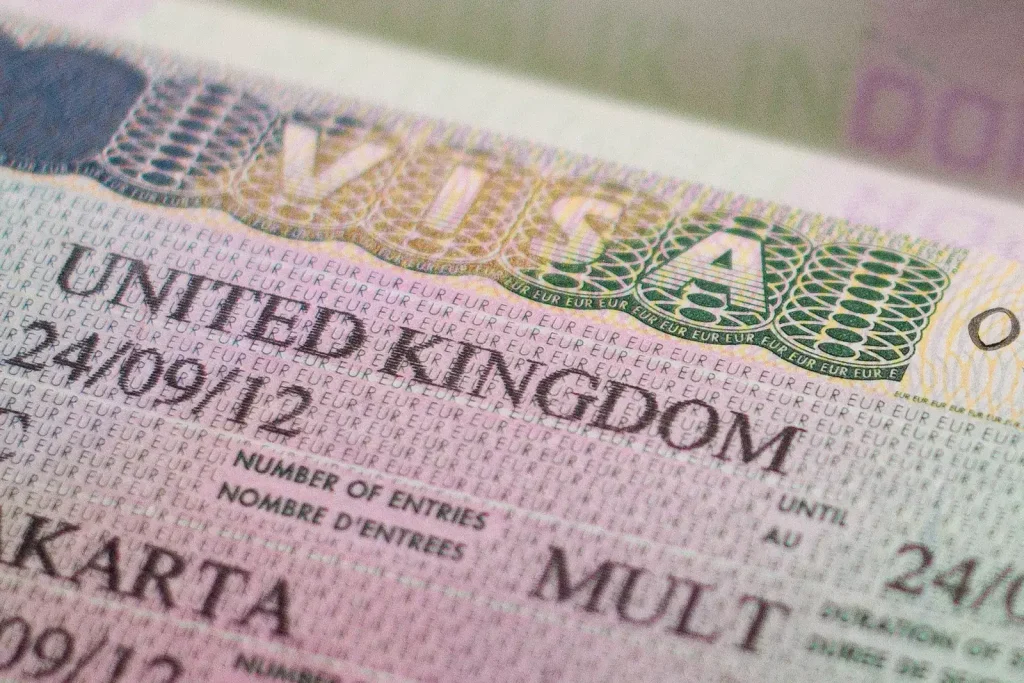 英国政府打击签证滥用及其对旅行的影响