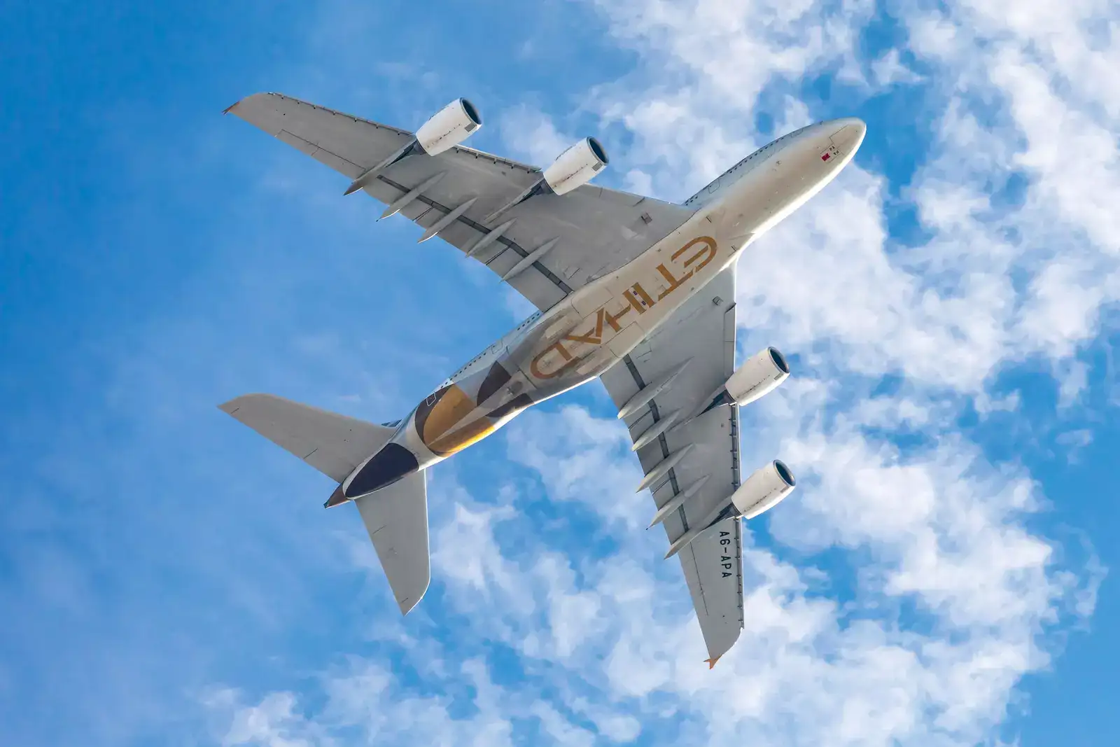 エティハド航空、2025年初頭に30%の著しい利益成長と旅客急増を報告</trp-post-container