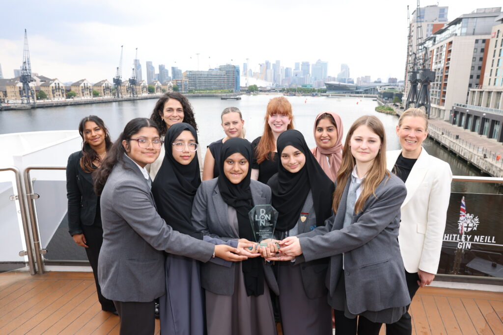 Les étudiantes d'East London triomphent dans le défi des femmes dans l'aviation à l'aéroport de London City