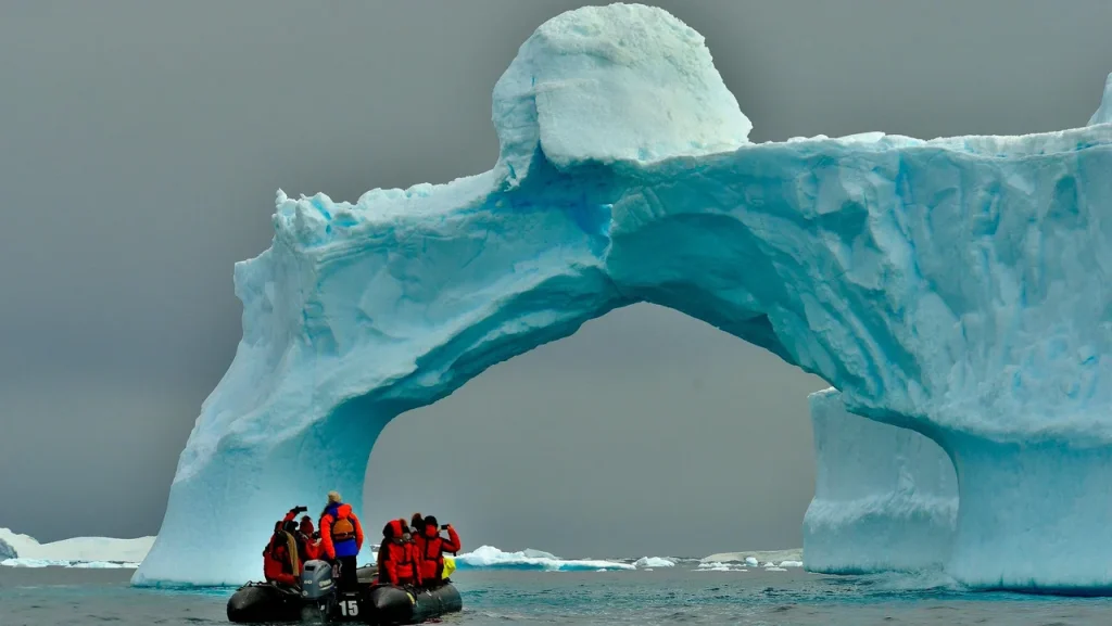 Les prévisions indiquent que les visiteurs de l'Antarctique pourraient atteindre 450 000 personnes d'ici 2033